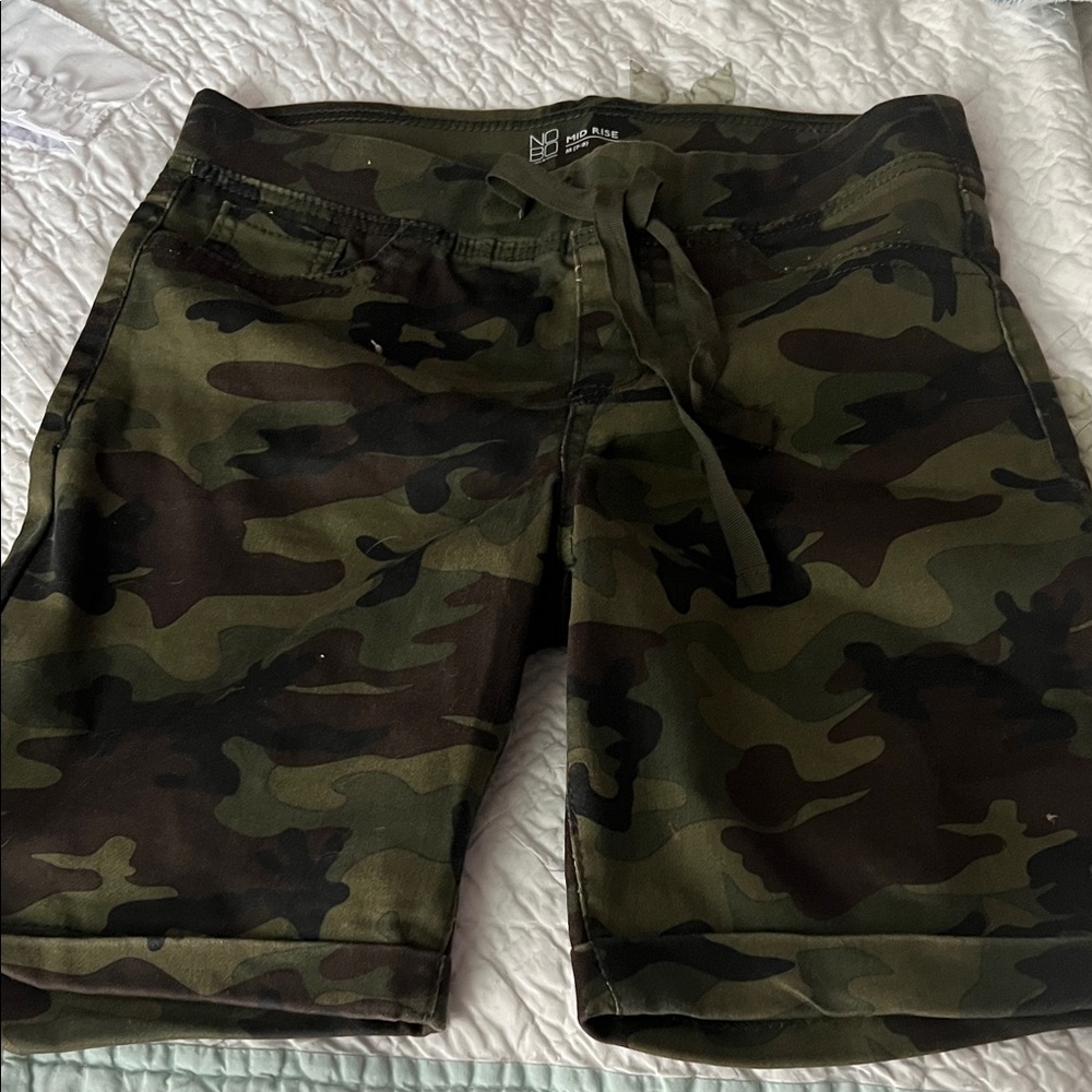 No Boundaries Men's Green Camouflage Cargo Shorts
